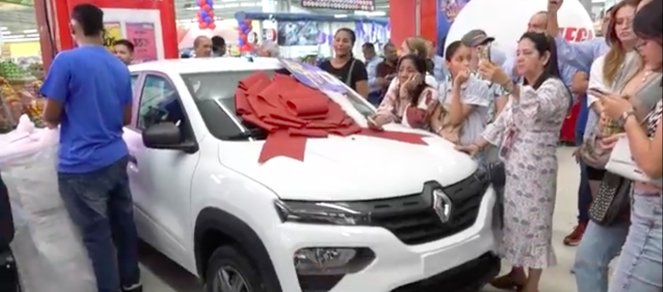 Comprador de Cartagena, ganador del carro rifado por Megatiendas.