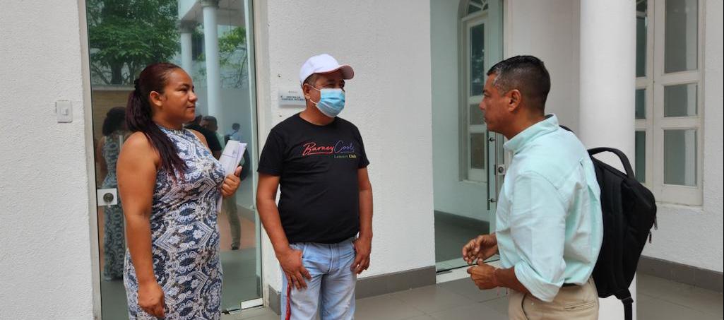 Gabriel Guzmán es atendido en la Personería por el coordinador de Salud, Wilson Llanos.