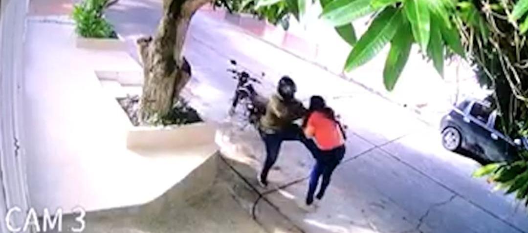 Delincuente atracando en Olaya