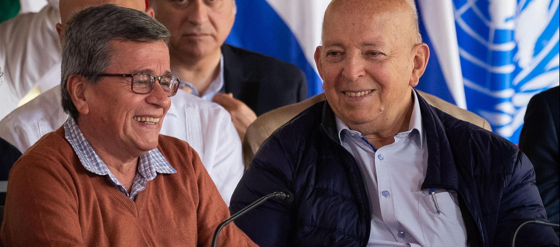 El representante del Ejército Nacional de Liberación (ELN) Pablo Beltrán, habla con el delegado por el Gobierno de Colombia, Otty Patiño.