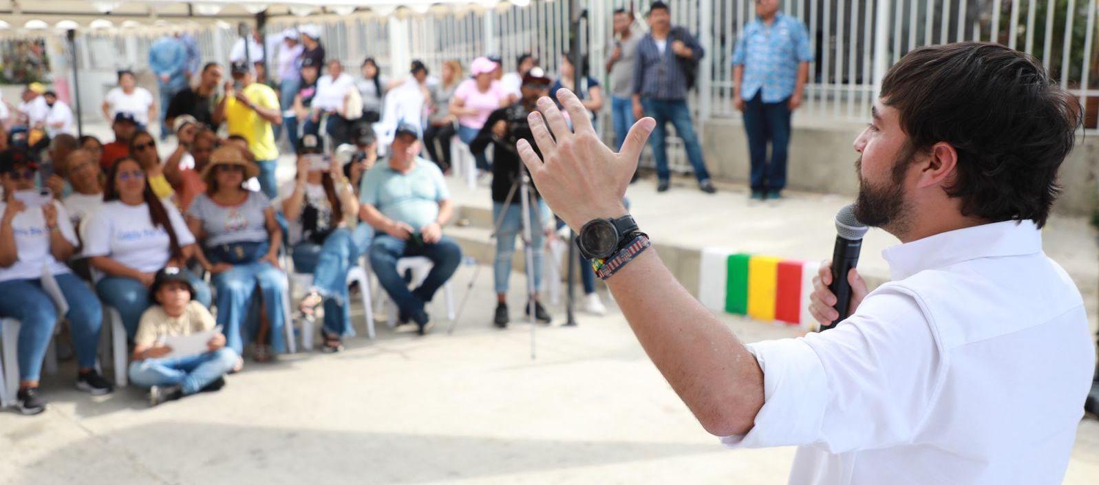 El Alcalde en la entrega de 600 metros de vías en Las Plamas