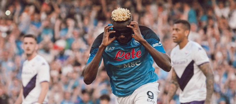 Víctor Osinhem jugador de El Nápoles.