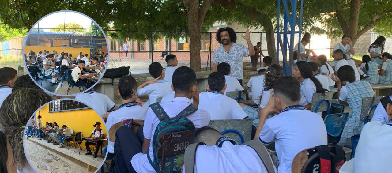 El profesor Daniel Escorcia, en clases con niños, en la cancha del colegio.