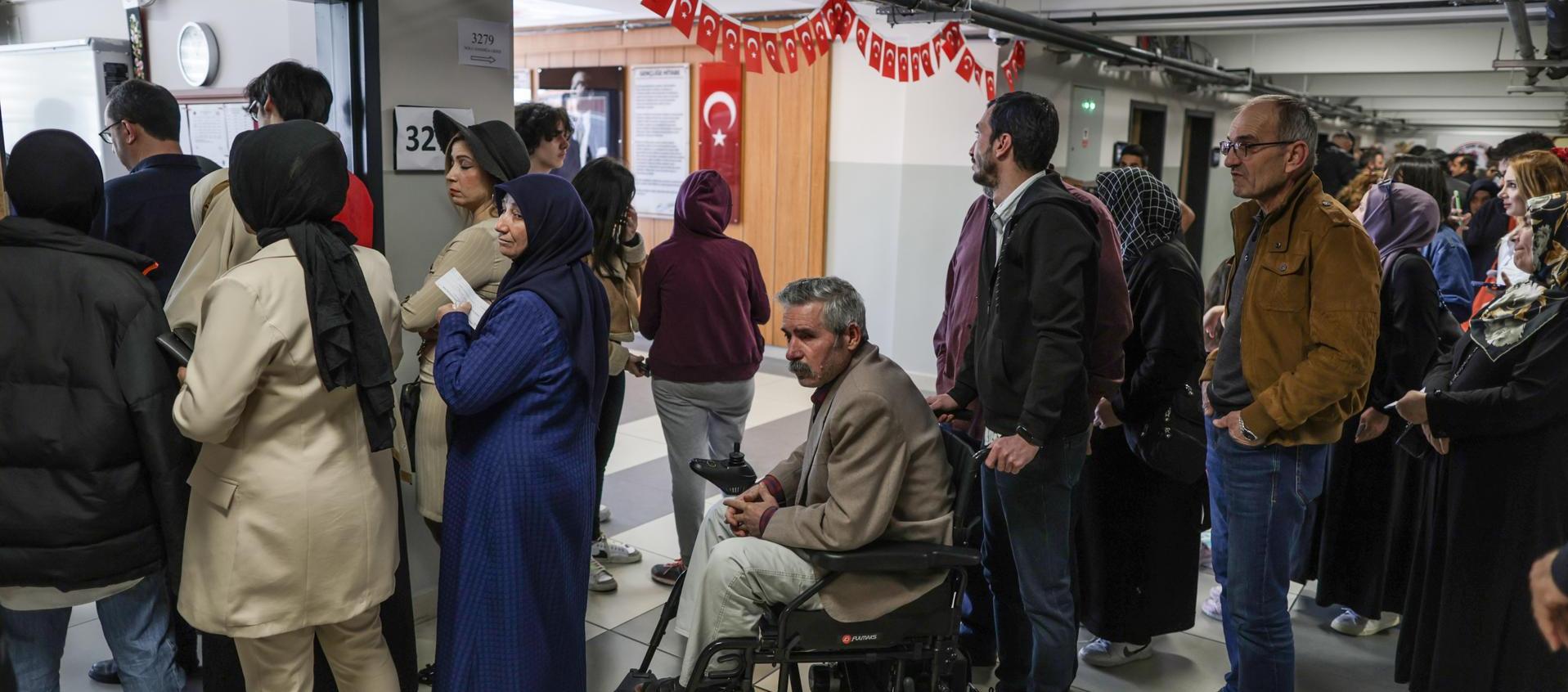 Ciudadanos participando de las elecciones presidenciales en Turquía. 