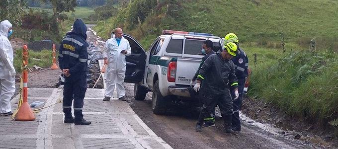Las autoridades realizaron la inspección del cuerpo del joven de 21 años que murió en el lugar. 