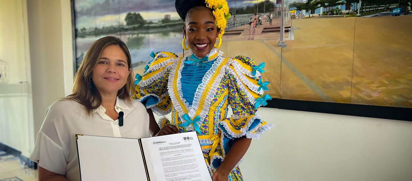 María José Casseres recibiendo el decreto para representar a la ciudad en el Imperialato Nacional de Cumbia.