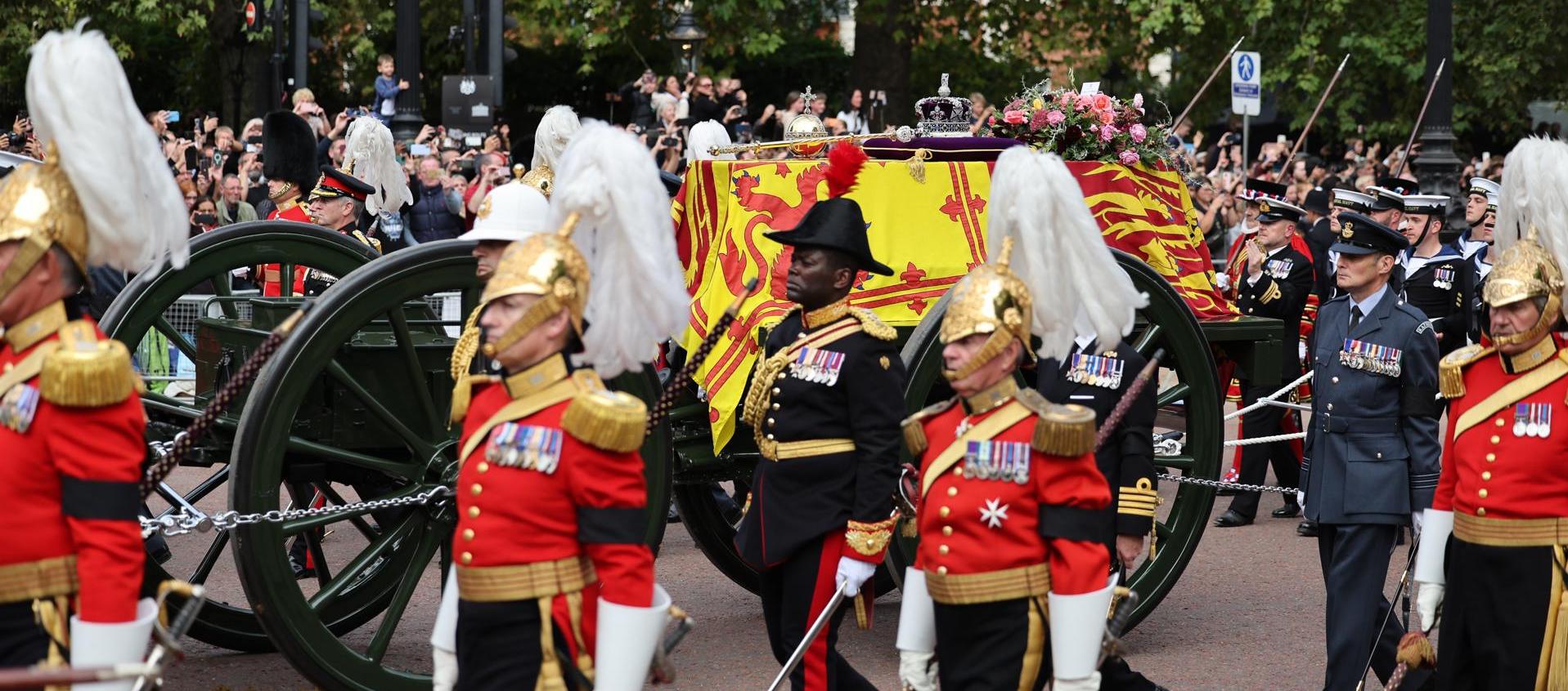 Miles de personas visitaron la capilla ardiente de Isabel II.