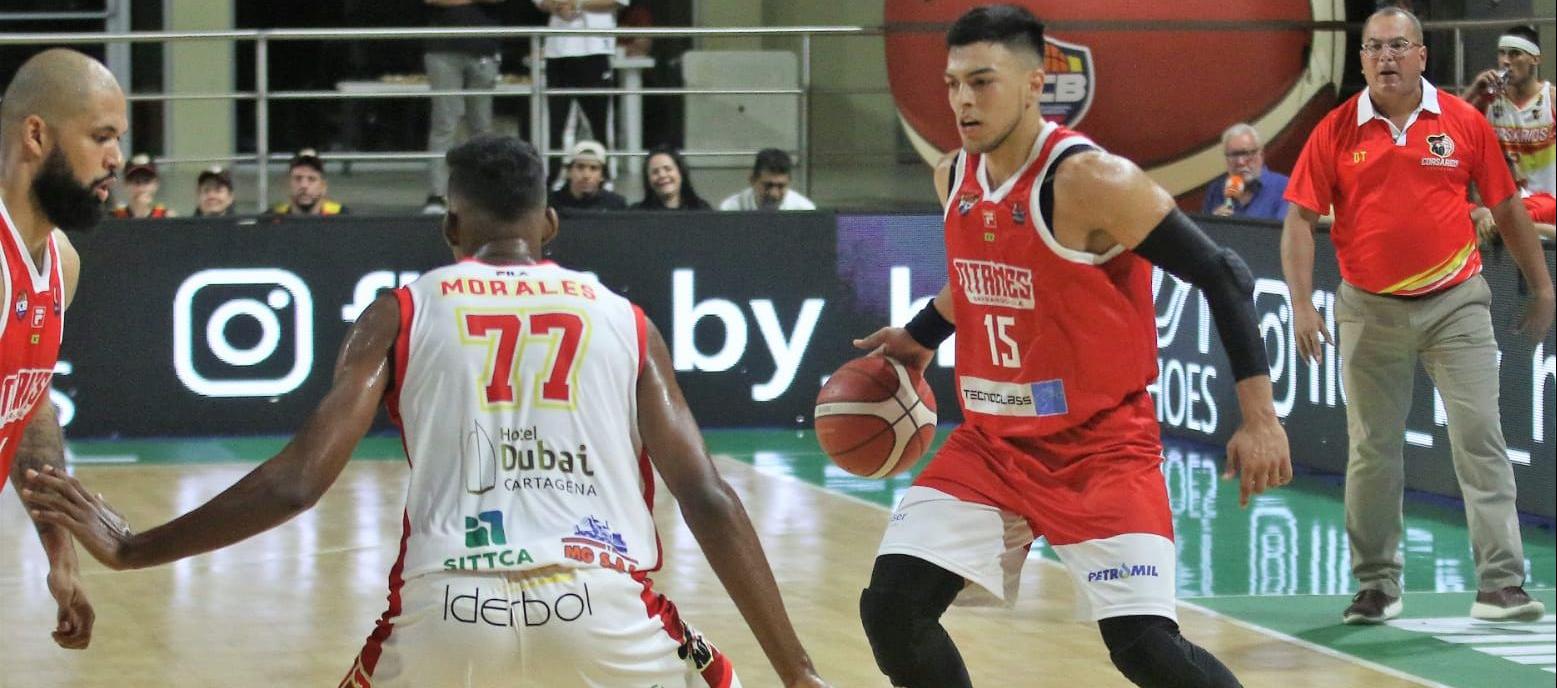 Andrés Carmona, de Titanes, durante el partido contra Corsarios.
