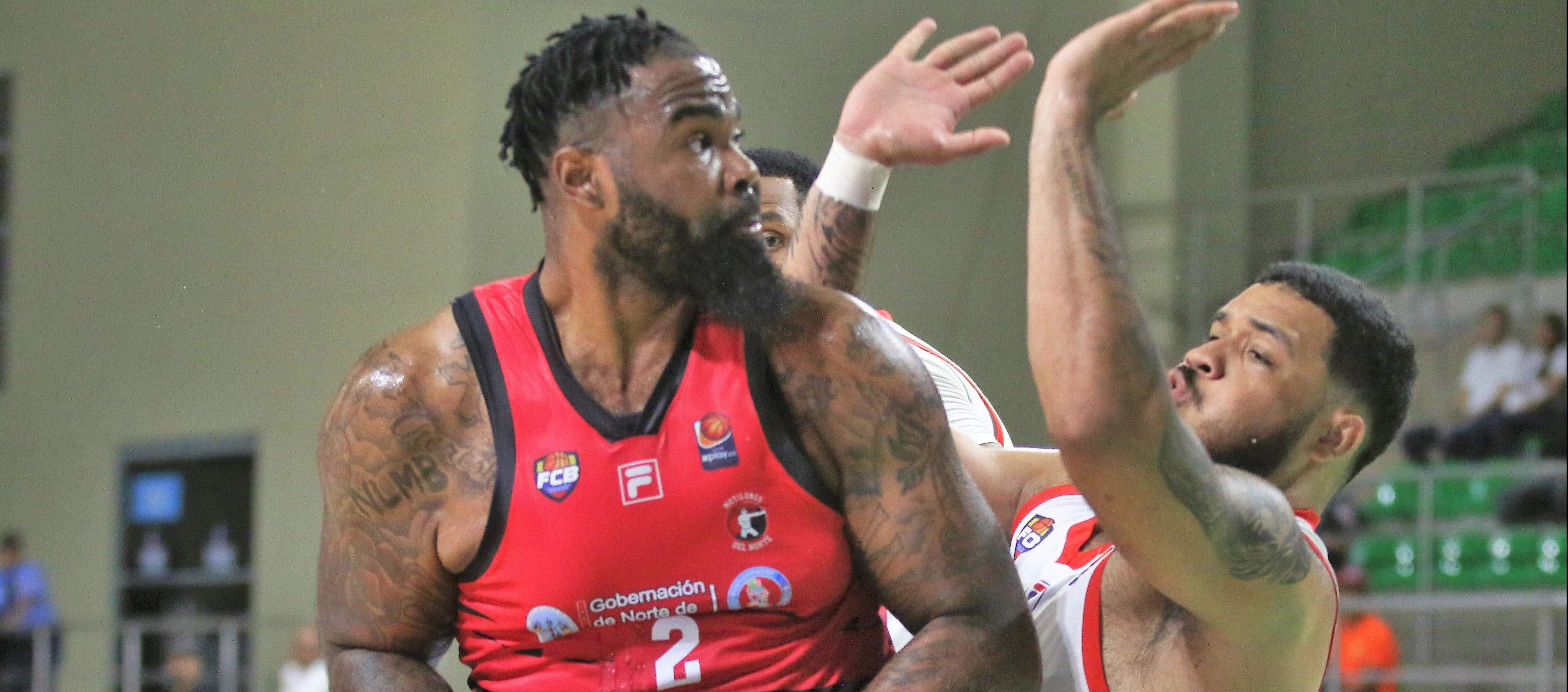 Soren De Luque intenta bloquear a Travio Leonard, de Motilones del Norte 