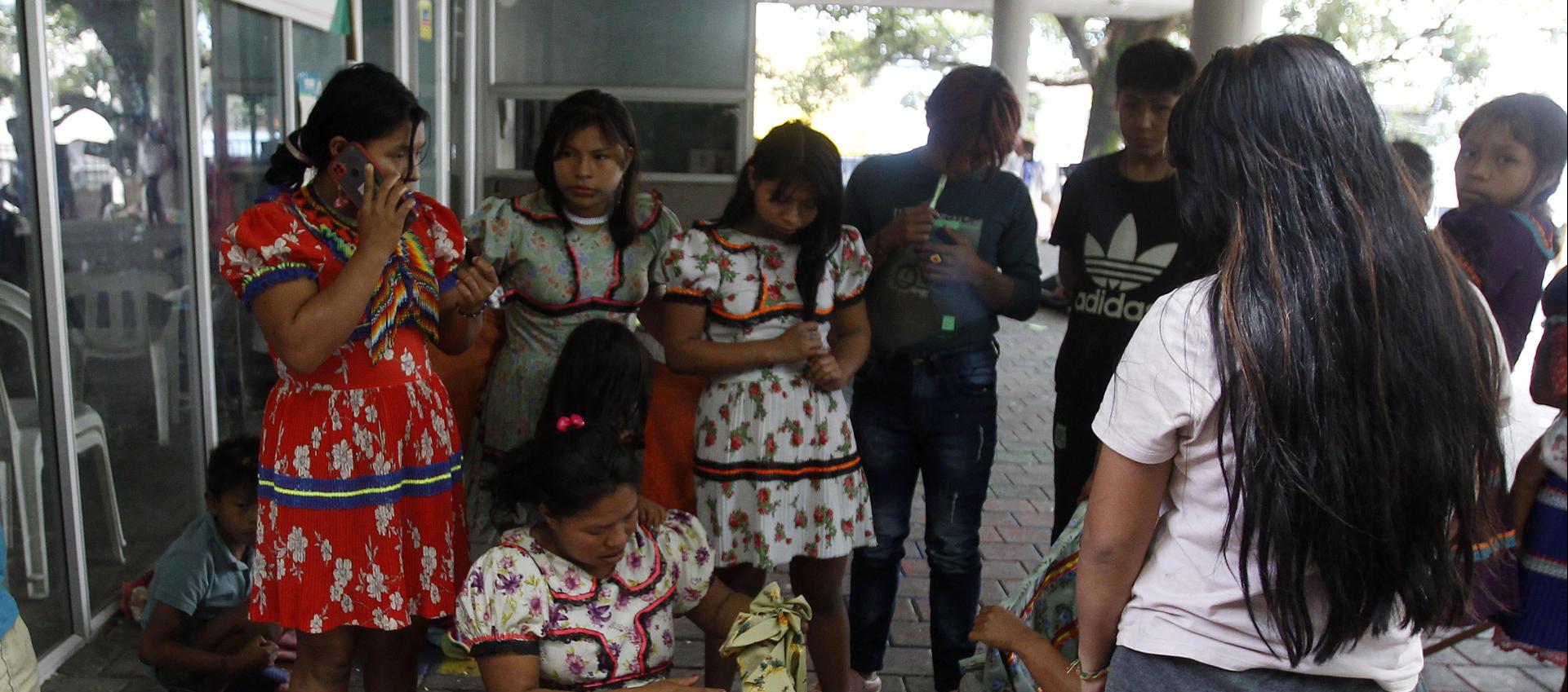 Indígenas permanecen en un asentamiento mientras esperan para retornar a su territorio