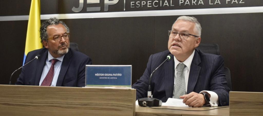  El presidente de la JEP, el magistrado Roberto Vidal y el Ministro de Justicia, Néstor Osuna.