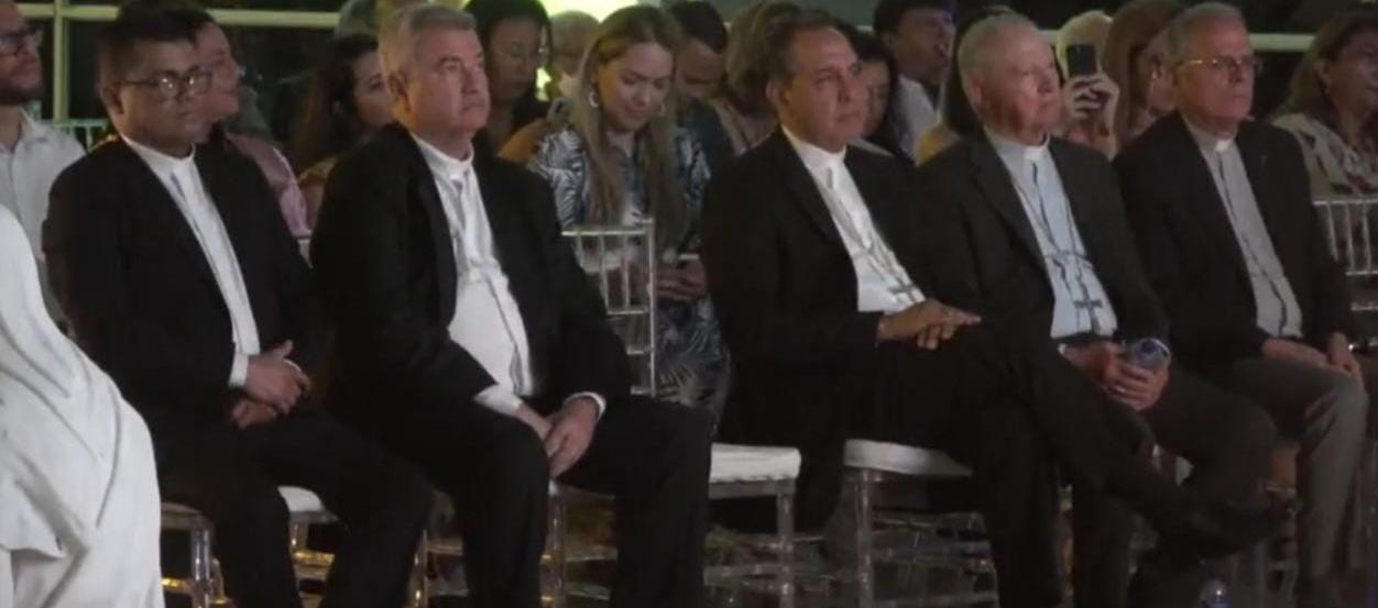 Monseñor Pablo Emiro Salas, Monseñor Jairo Jaramillo y el Padre José Tobías de la Cruz, entre otros.