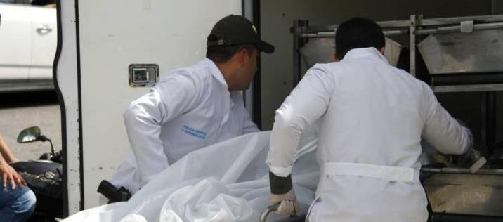 La Sijin de la Policía se encargó de la inspección del cuerpo de la víctima. 