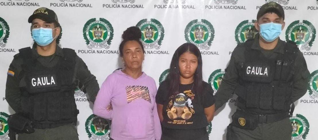 Las dos mujeres capturadas en el operativo. 