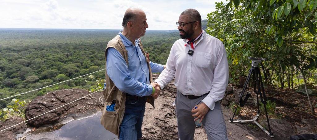 El Canciller Álvaro Leyva y el ministro británico de Asuntos Exteriores, James Cleverly.