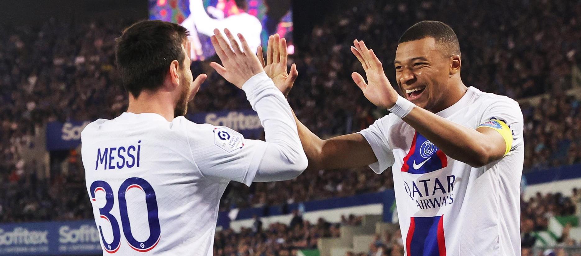 Messi y Mbappe celebran el gol del PSG ante el Estrasburgo.