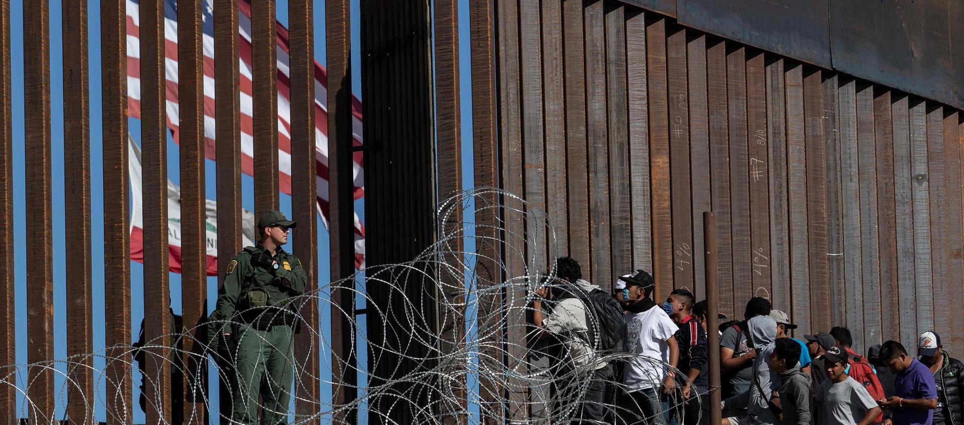 Migrantes que llegan de manera irregular a la frontera de México con EE.UU. 