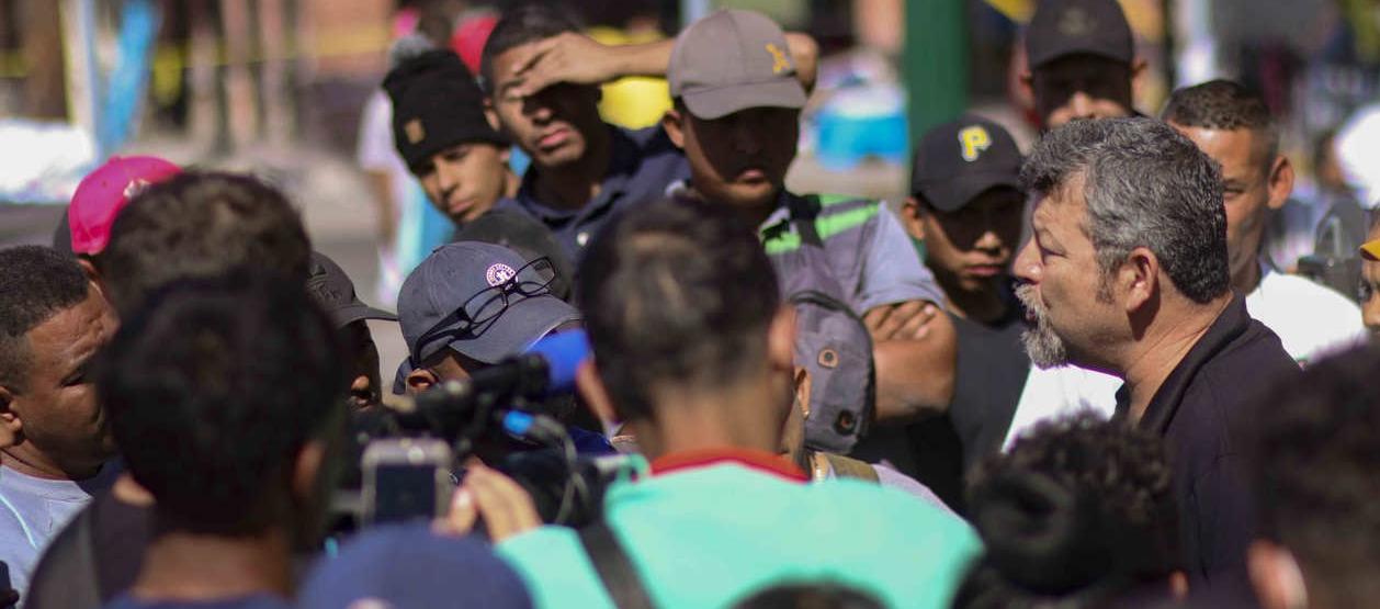 Migrantes hablando con autoridades en El Paso, Texas.