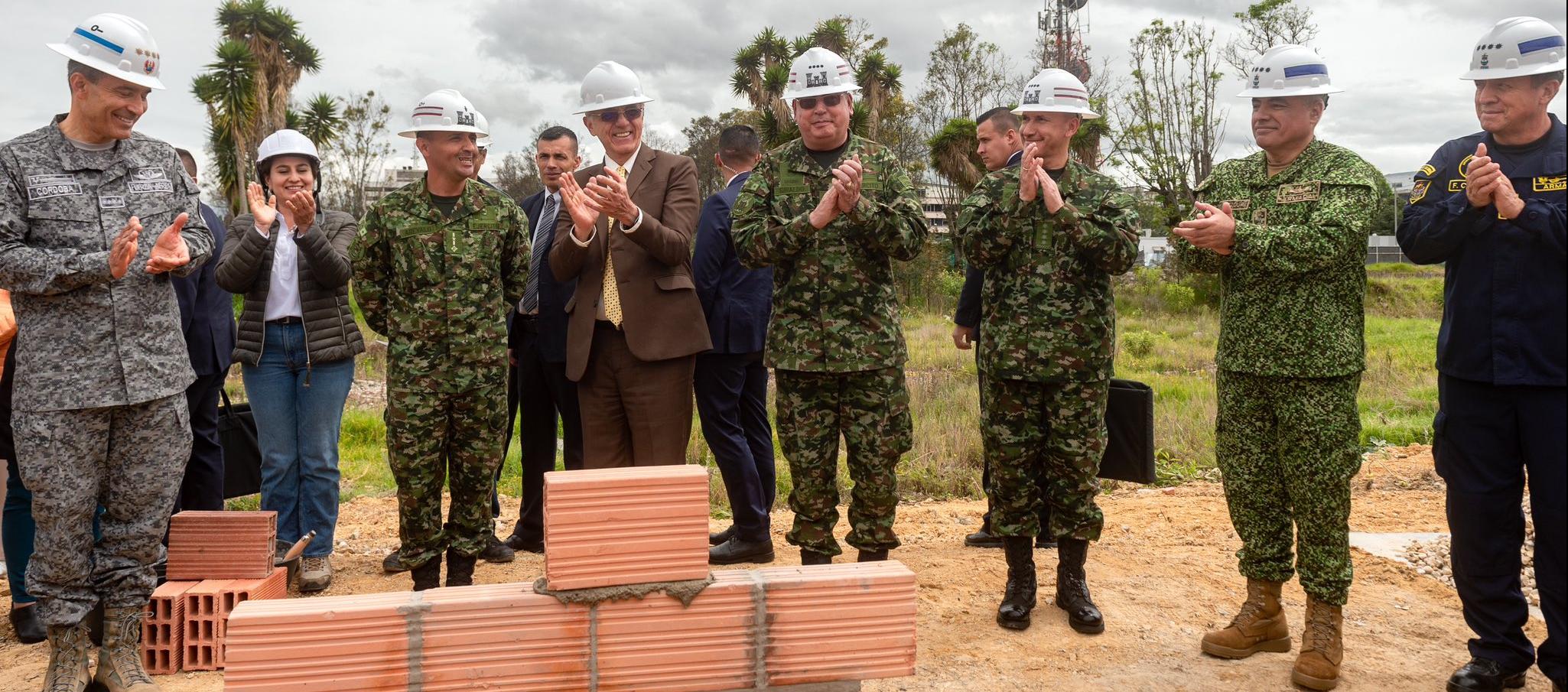 El Ministro de Defensa Iván Velásquez, con altos mandos militares.