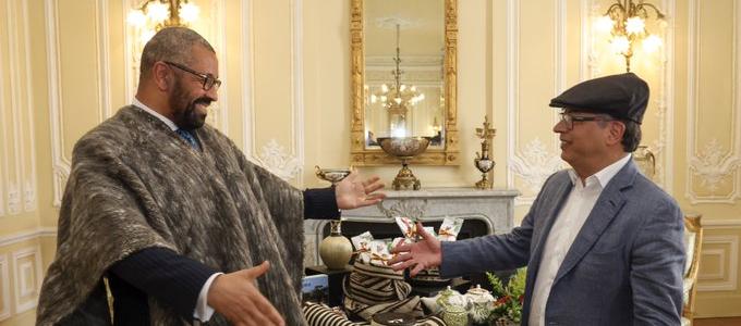 El ministro británico de Asuntos Exteriores, James Cleverly, y el presidente Gustavo Petro. 