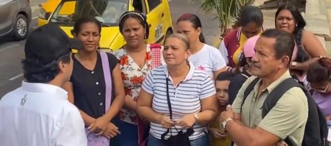 Padres de estudiantes del Pestalozzi conversando con el Personero.
