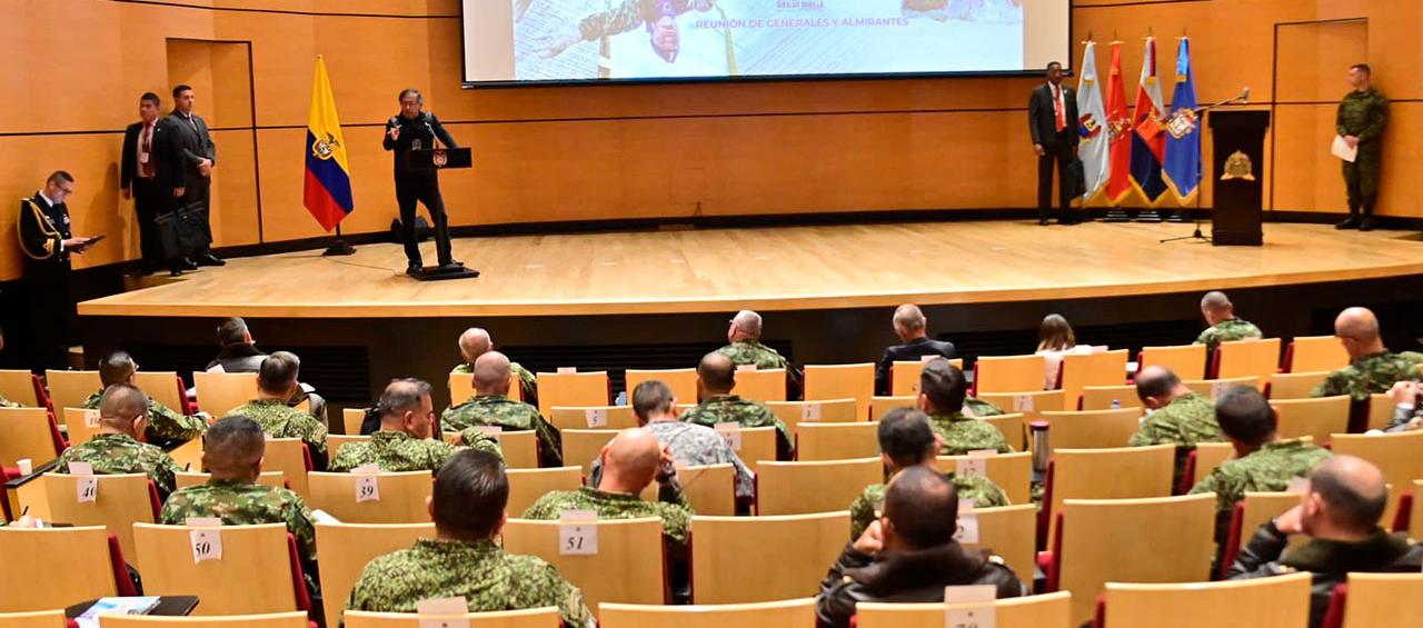 El Presidente Petro habla ante almirantes y generales de las Fuerzas Militares este viernes en la Escuela de Cadetes José María Córdova.