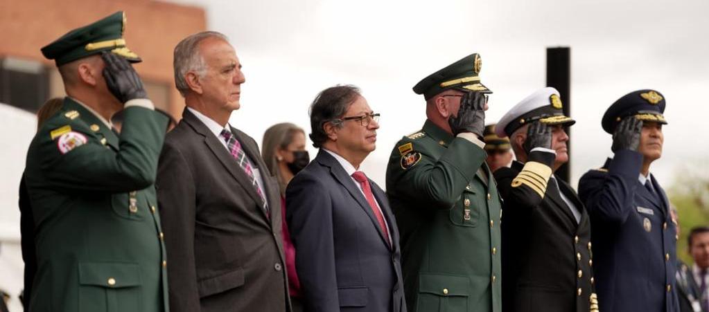 El Presidente de la República Gustavo Petro y la cúpula de Fuerzas Militares.