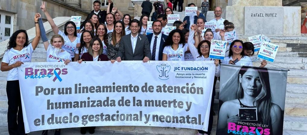 Mujeres que apoyan proyecto de ley "Brazos vacíos", con el senador Mauricio Gómez.