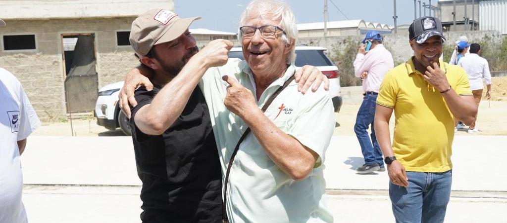 El Alcalde Pumarejo bromea con el padre Cirilo Swinne en la visita a las obras del Parque Bicentenario