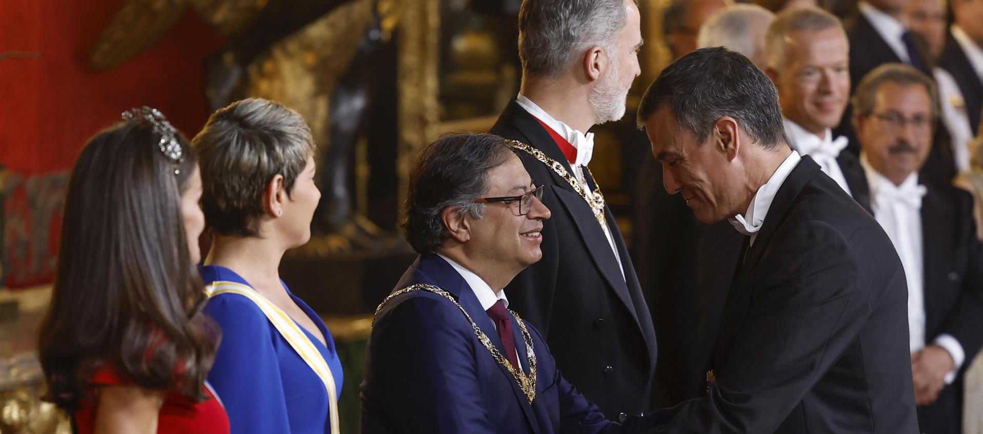 El presidente del Gobierno, Pedro Sánchez (d), saluda a su homólogo colombiano, Gustavo Petro, a su llegada a la cena de gala que los Reyes de España ofrecieron al mandatario de Colombia.