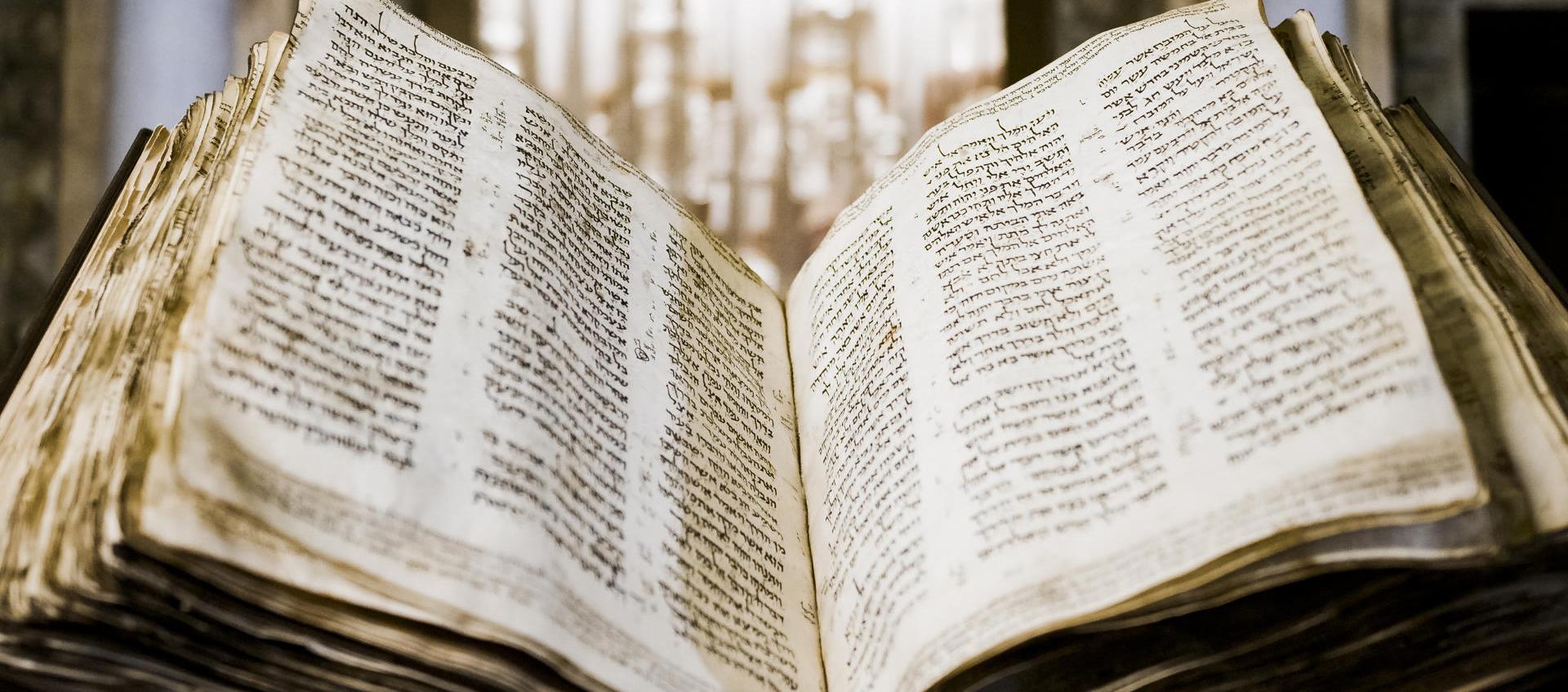  Fotografía cedida por Sotheby's donde se ve La Biblia hebrea más antigua 