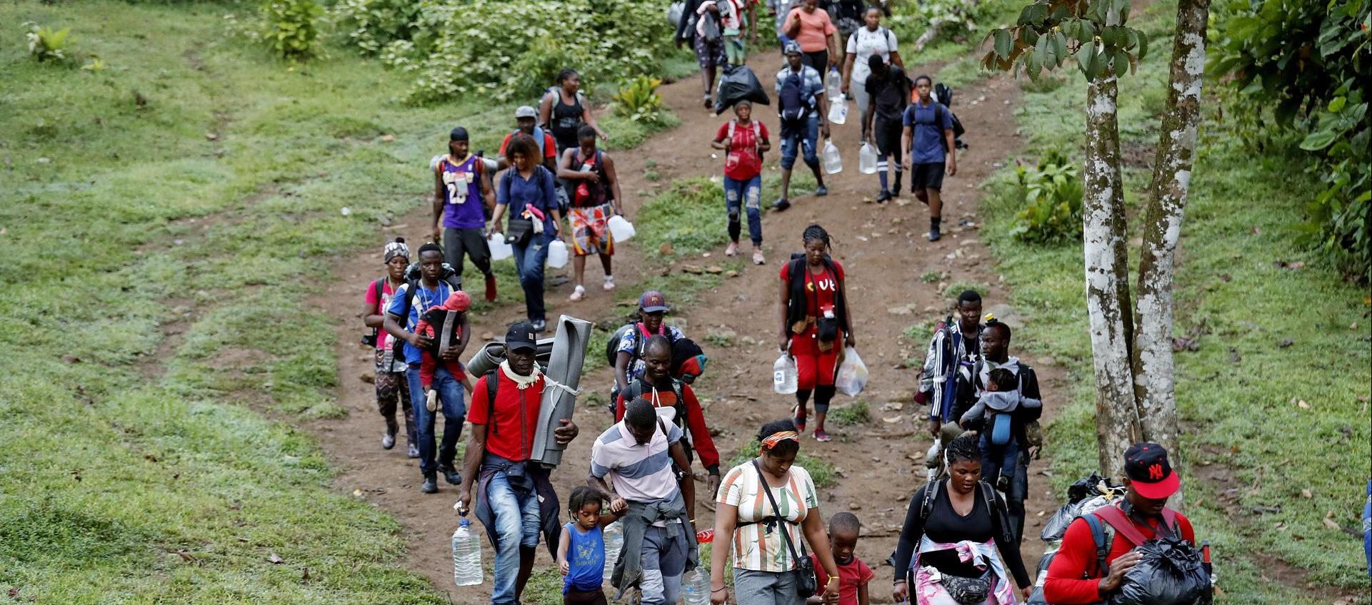 Migrantes en su camino hacia Panamá por la selva del Darién.