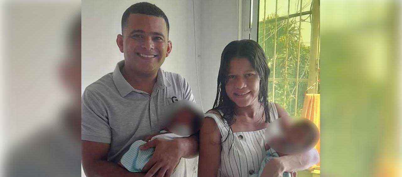 Dos de los trillizos en la casa de los Palacio-Polanco