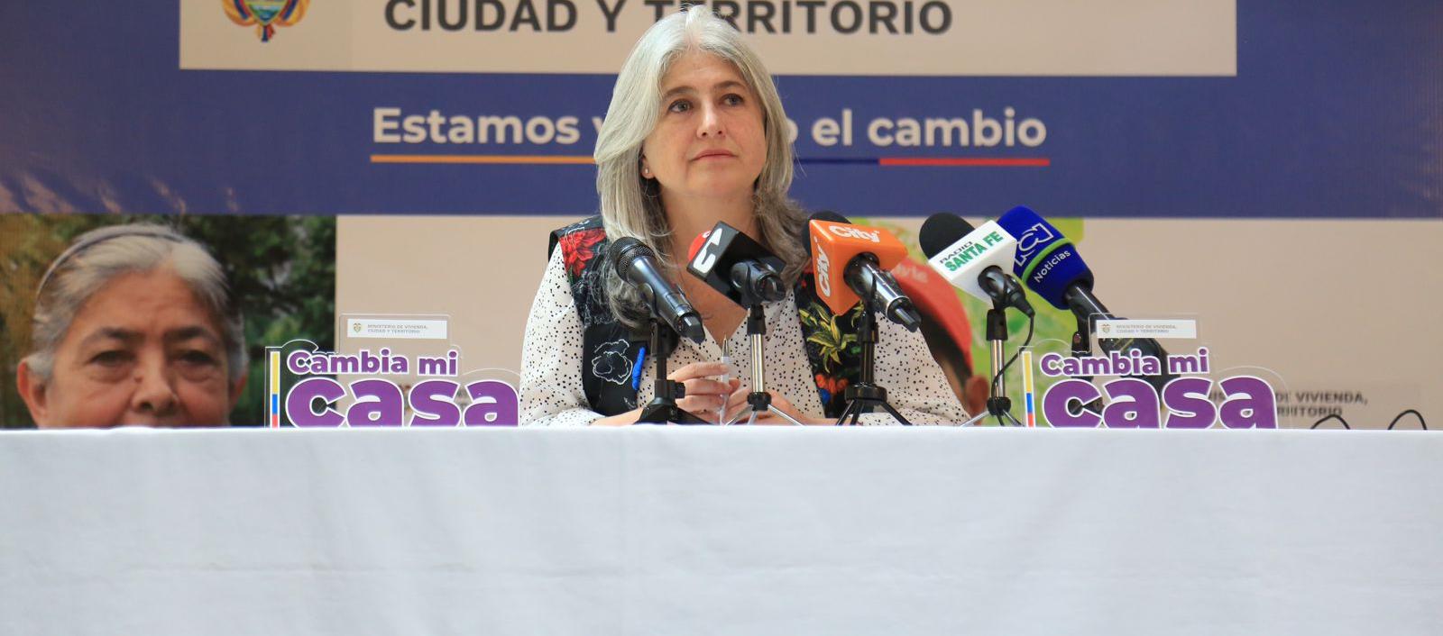 El Ministro de Vivienda, Catalina Velasco.