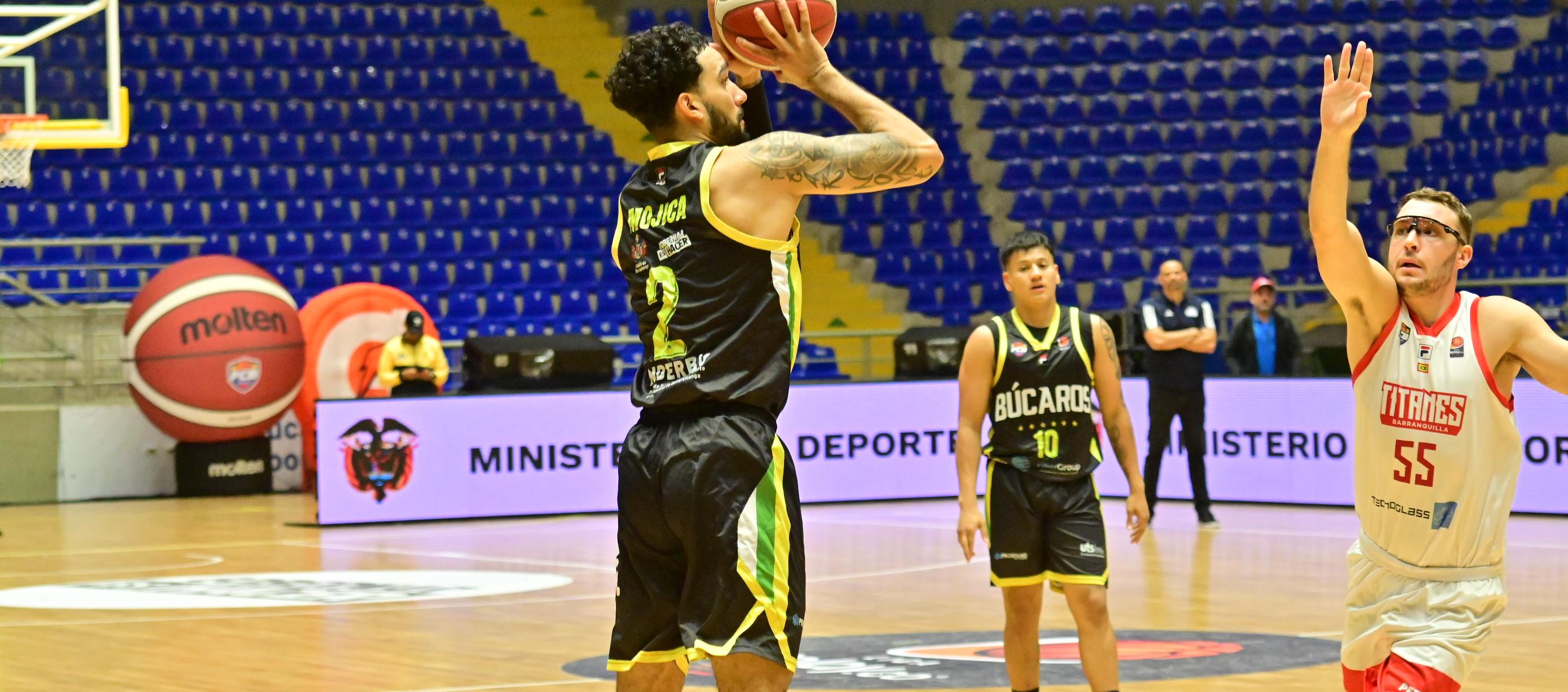 Sammy Mojica se apresta a lanzar mientras José Defelippo intenta llegar al cierre. 