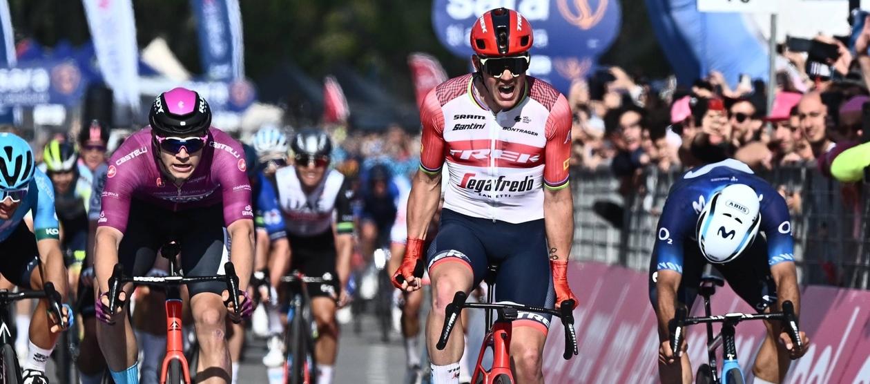 Mads Pedersen cruza la meta por delante del colombiano Fernando Gaviria.
