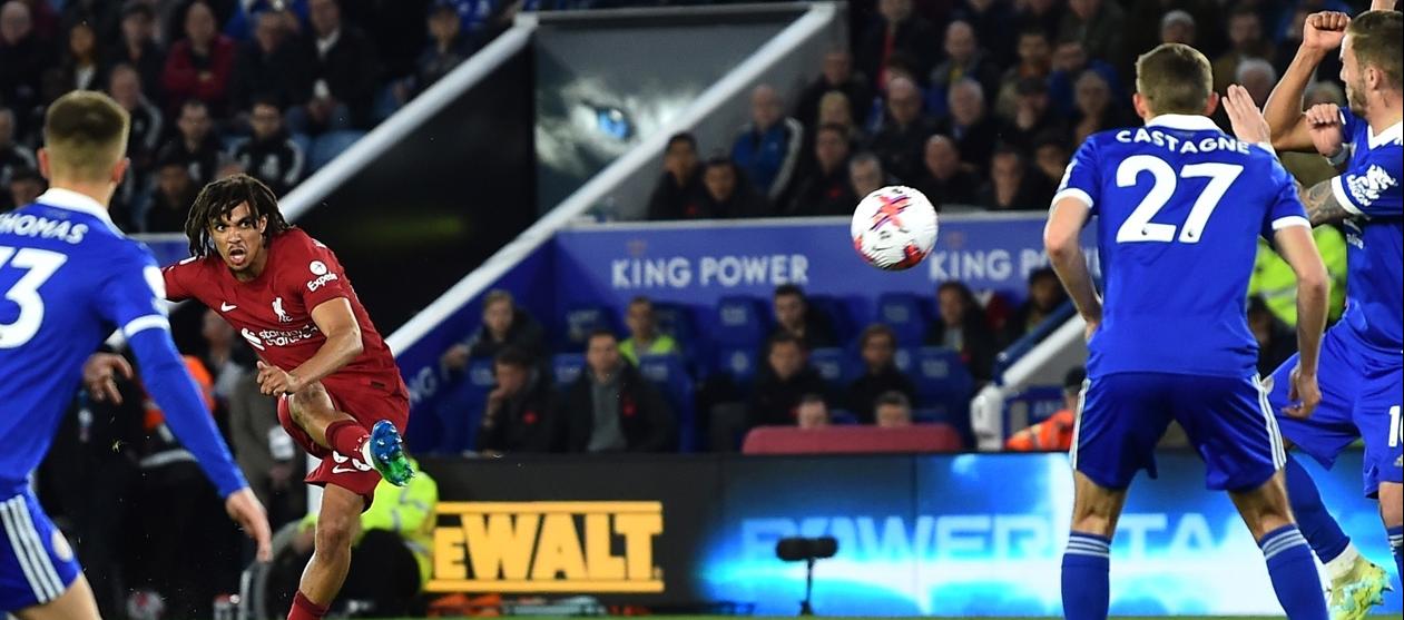 Trent Alexander-Arnold, de tiro libre, puso el 3-0 para el Liverpool. 