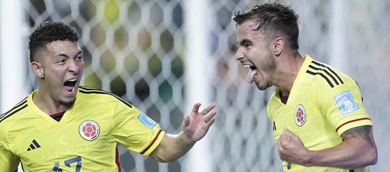 Tomás Ángel celebra el segundo gol de Colombia con Andrés Salazar.