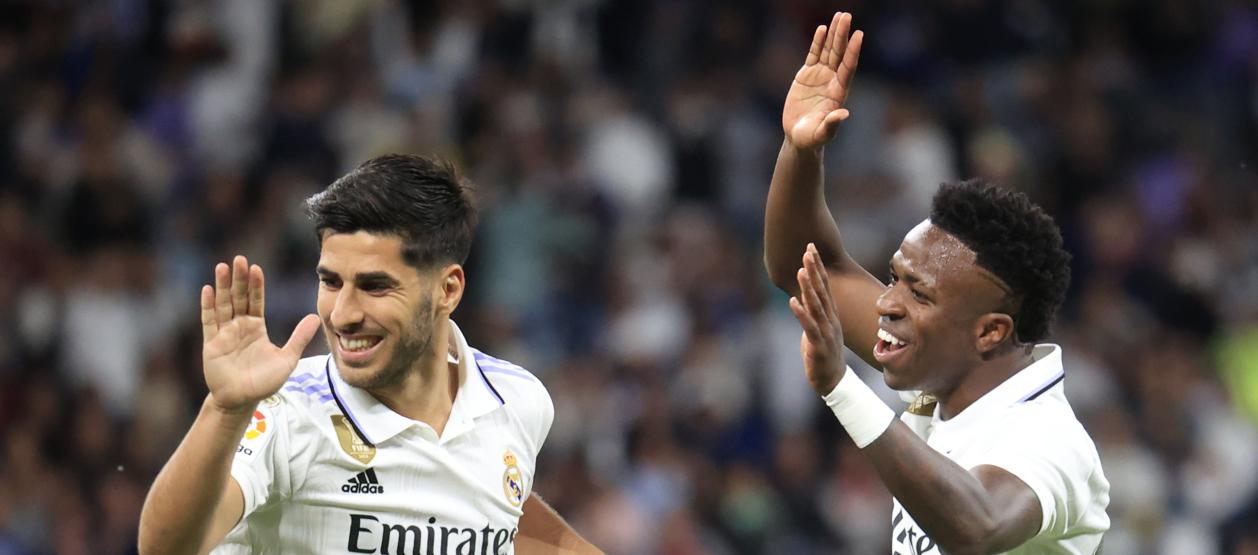 Marco Asensio celebra el gol de la victoria con el brasileño Vinicius. 