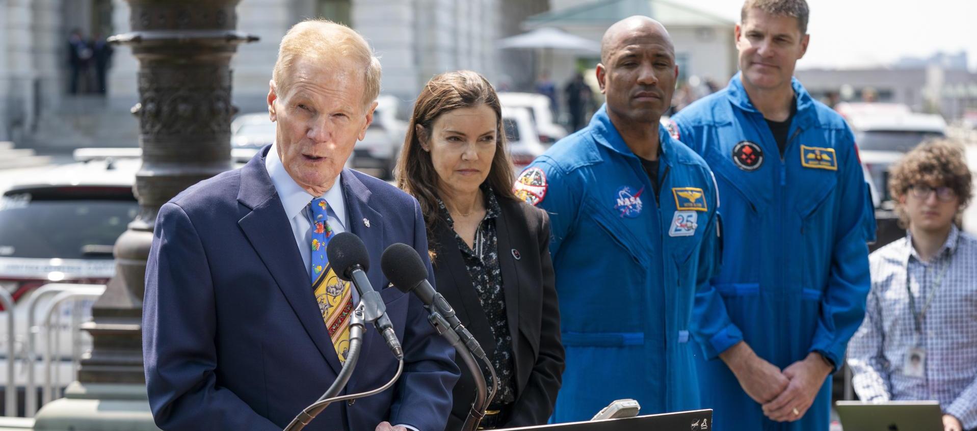 Los astronautas Víctor Glover, Reid Wiseman, Christina Hammock Koch y Jeremy Hansen en la rueda de prensa