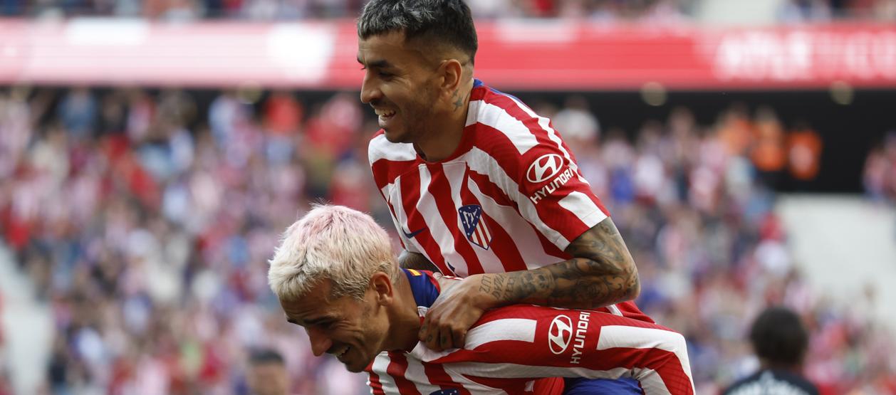 El argentino Ángel Correa celebra con el francés Antoine Griezmann el tercer gol del Atlético., 