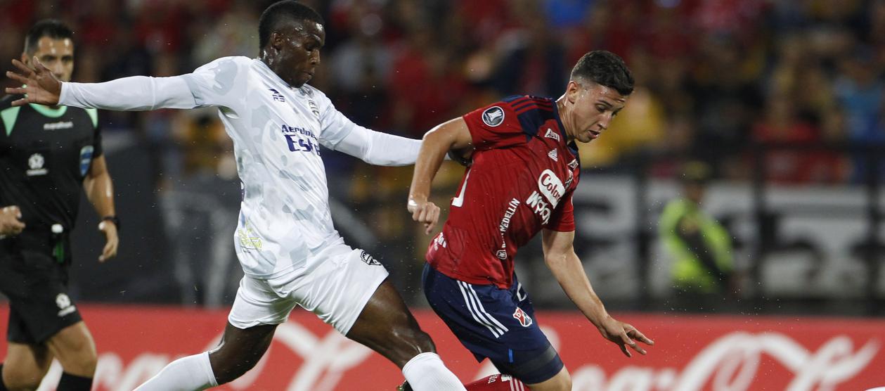 Miguel Monsalve, autor del tercer gol del DIM, intenta eludir la marca de Edwin Laszo.