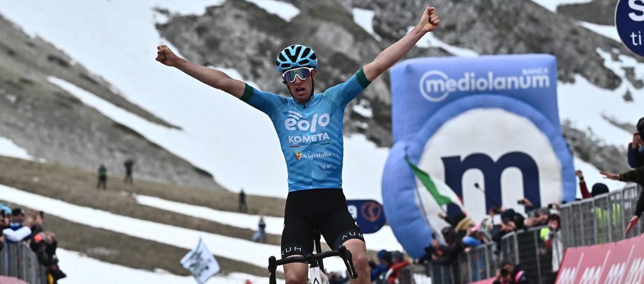 Davide Bais celebra su primera victoria como ciclista profesional. 