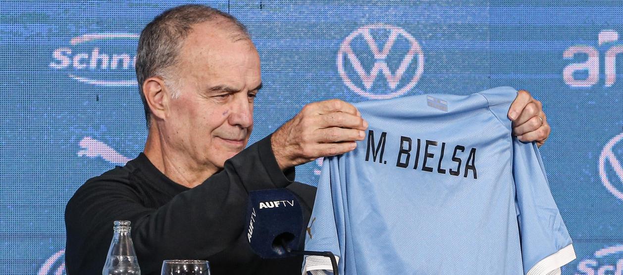 Marcelo Bielsa con la camiseta de la selección uruguaya con su nombre.