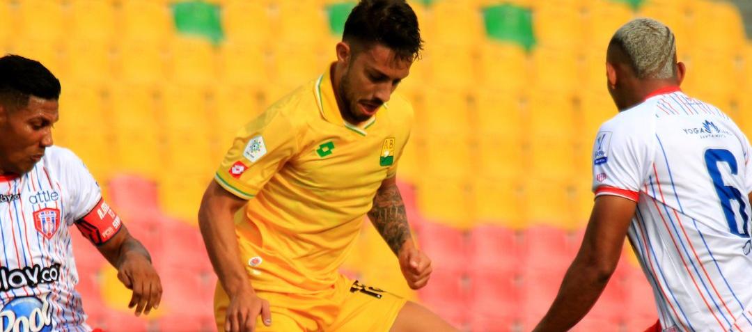 Gonzalo Lencina marcó, de pena máxima, el tercer gol del Bucaramanga.