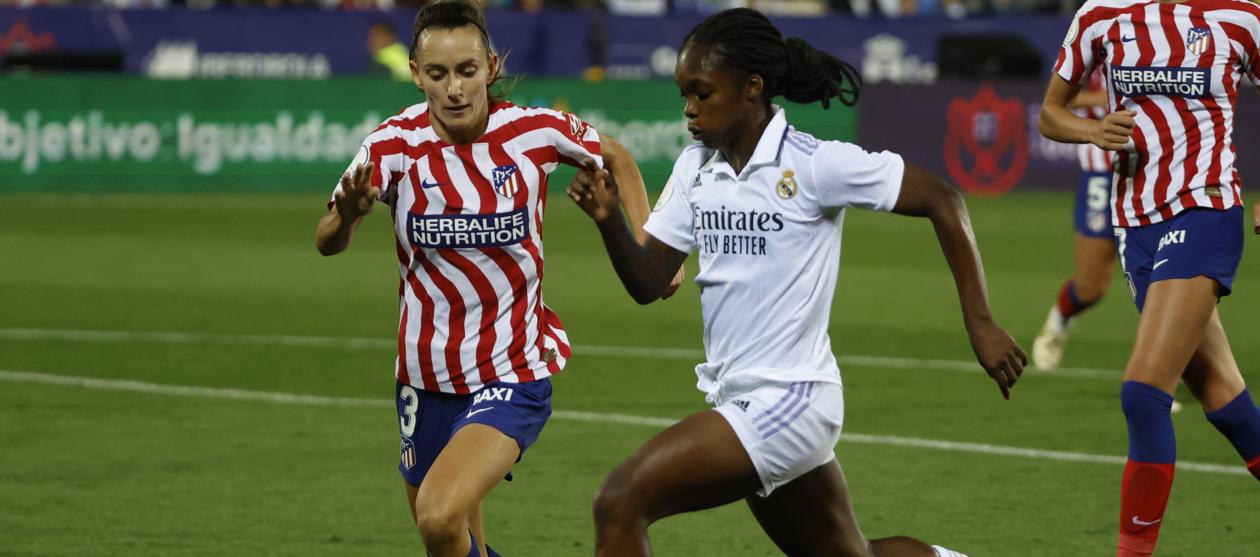 La colombiana Linda Caicedo avanza ante la marca de Ainhoa Vicente. 