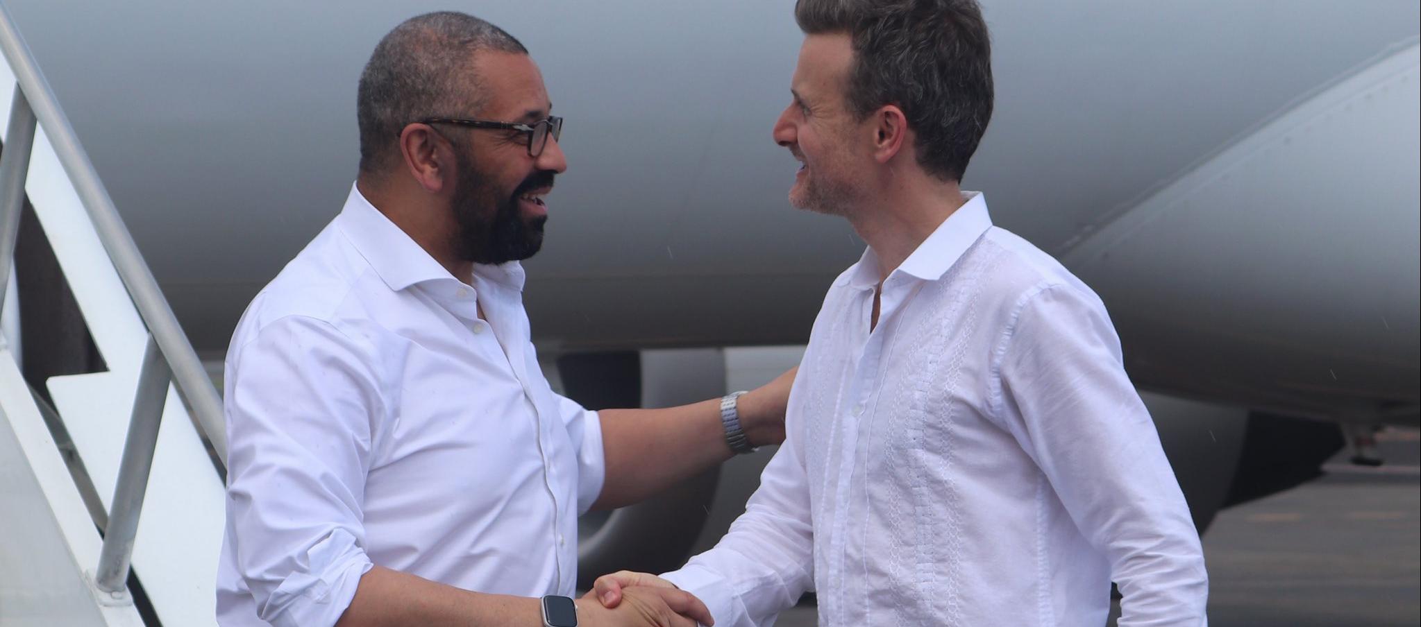  El ministro británico de Asuntos Exteriores, James Cleverly, fue recibido en Cartagena por George Hodgson, embajador en Colombia.
