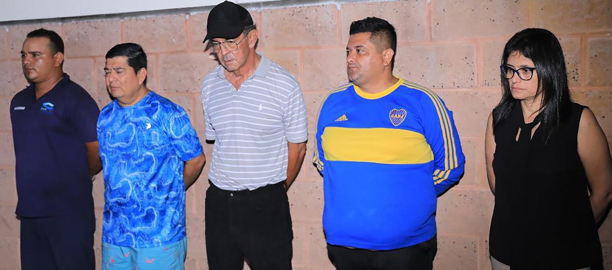 Los cinco capturados entre estos Pedro Hernández (segundo de izquierda a derecha), presidente del Alianza.