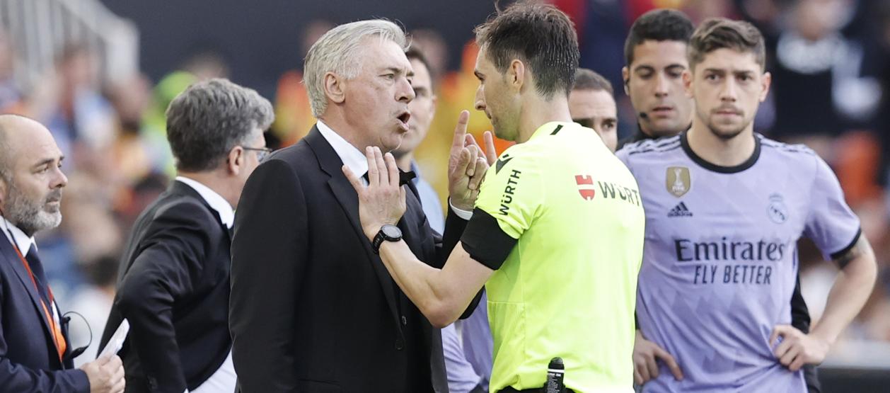 Carlo Ancelotti, entrenador del Real Madrid, le reclama al árbitro Burgos Bengoetxea por los insultos racistas a Vinicius.
