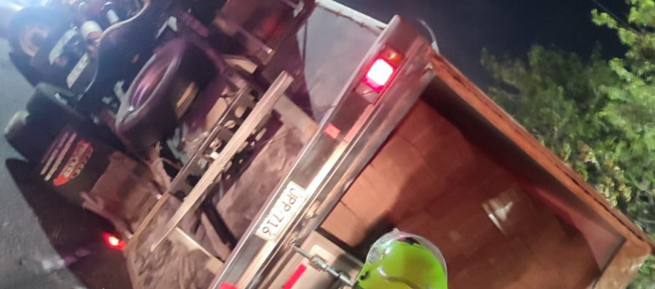 Furgón se volcó en el puente de La Cordialidad con Circunvalar